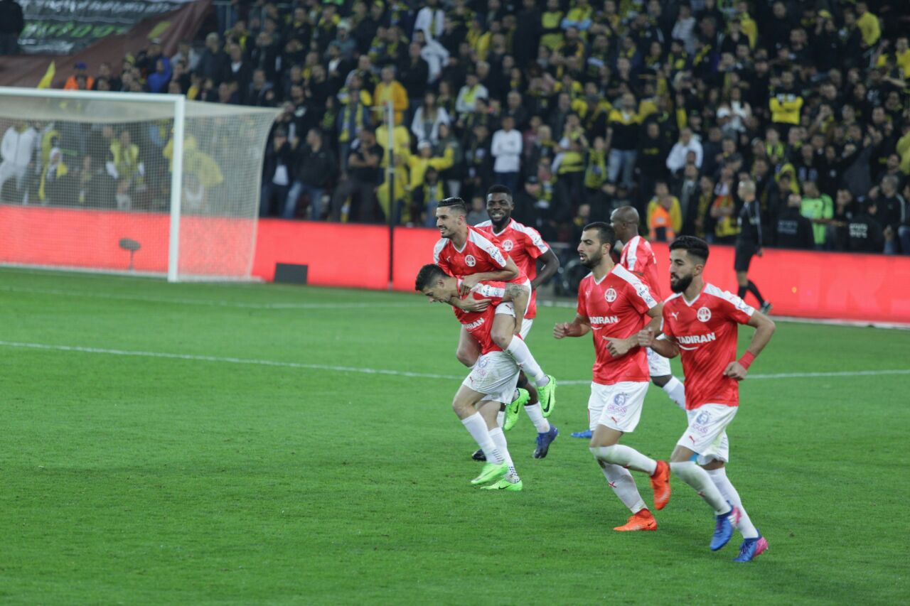 ניב זריהן על הכתפיים של מאור מליקסון. יש מצב ששניהם יהיו בהרכב (צילום: שי מוגילבסקי)